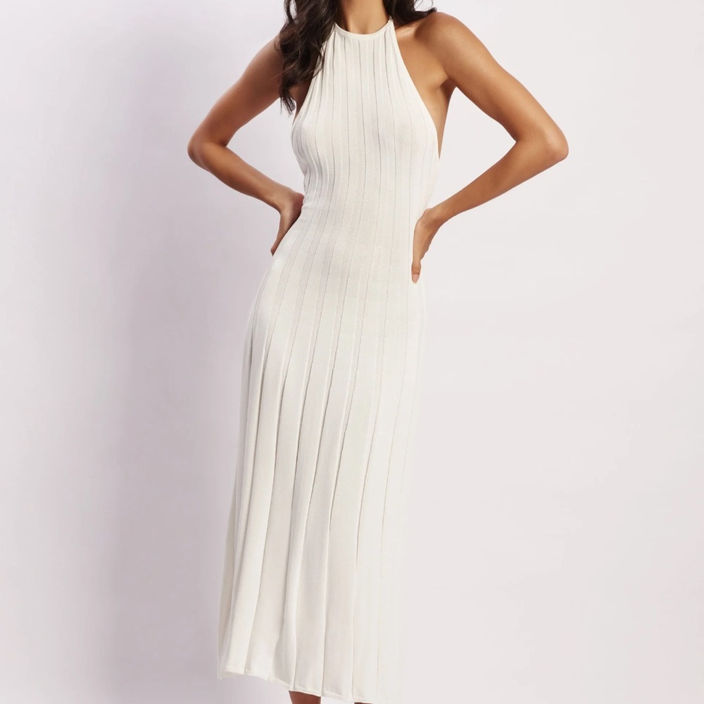 Elegant White Sleeveless Dress